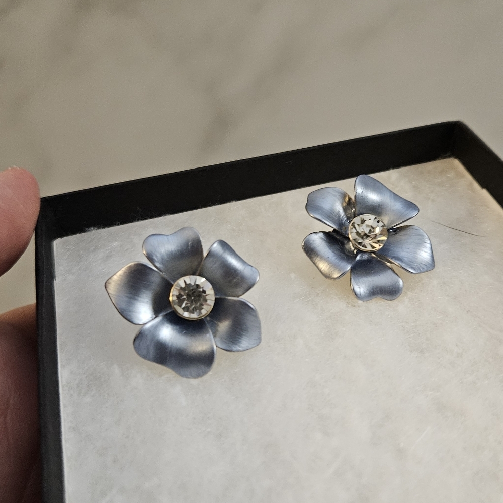 Charming Charlies Elegant Floral Necklace with Blue and Gold Accents - Picture 3 of 3